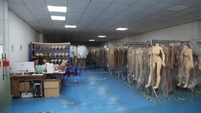 Acessórios para bonecas sexuais XYlover - perucas e roupas na fábrica